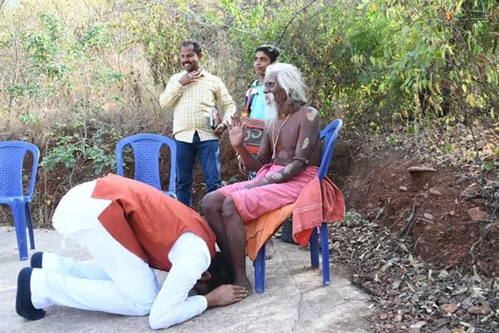 ನಾಗು ಸಾಧುವಿನ ಕಾಲು ಹಿಡಿದು ಆಶೀರ್ವಾದ ಪಡೆದ ಶ್ರೀರಾಮುಲು: ಇಲ್ಲಿದೆ ಫೋಟೋಗಳು