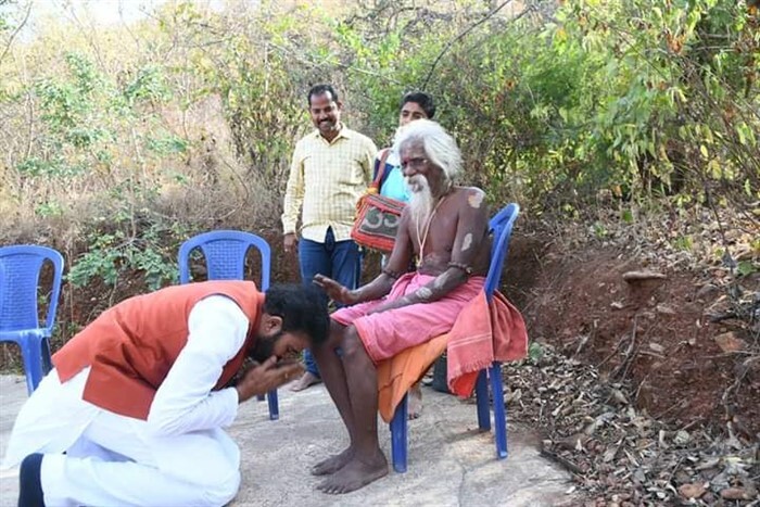 ನಾಗು ಸಾಧುವಿನ ಕಾಲು ಹಿಡಿದು ಆಶೀರ್ವಾದ ಪಡೆದ ಶ್ರೀರಾಮುಲು: ಇಲ್ಲಿದೆ ಫೋಟೋಗಳು
