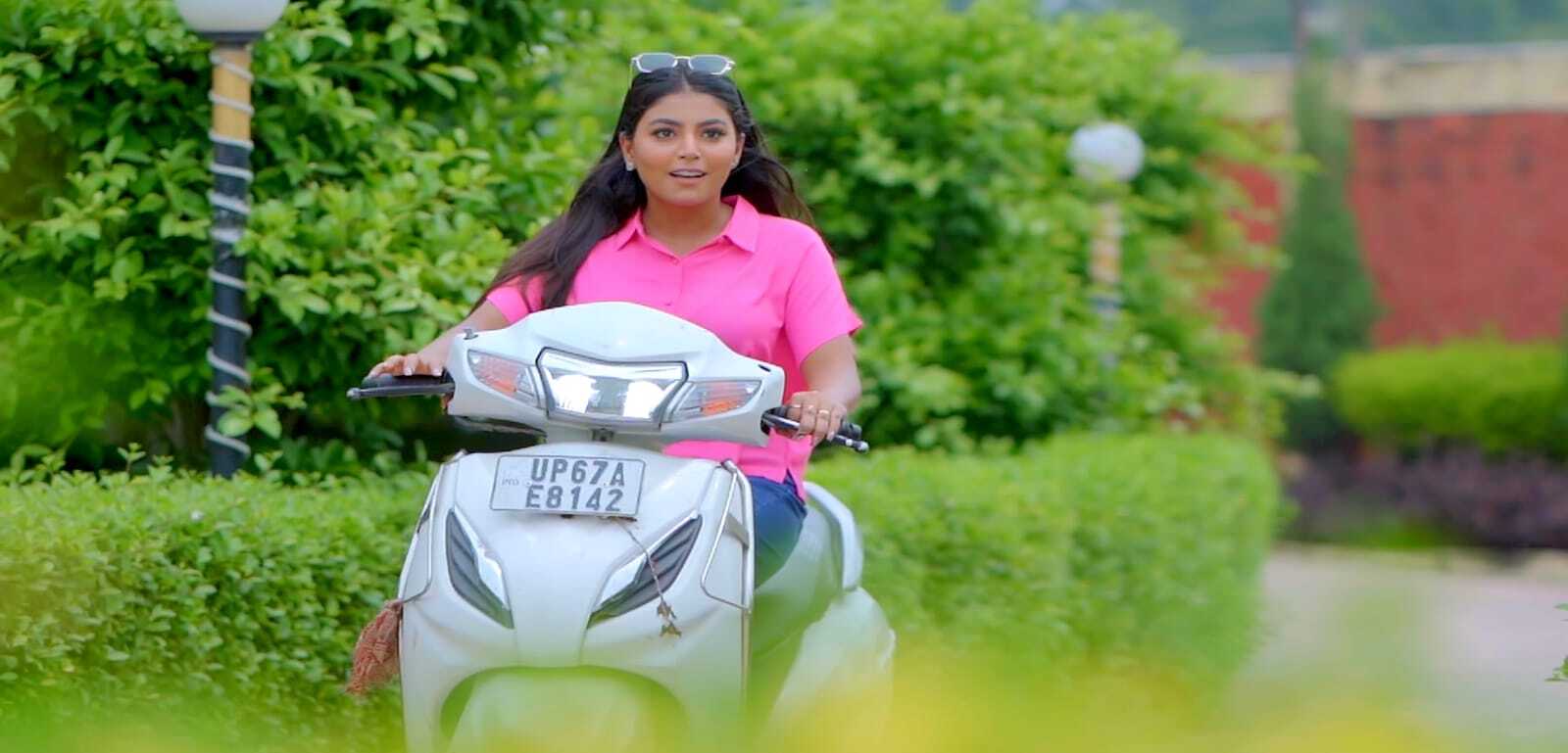 Bhojpuri Song: 'राजा जी के तिलवा प दिलवा' में क़हर ढा रही माही श्रीवास्तव, देखिए तस्वीरें