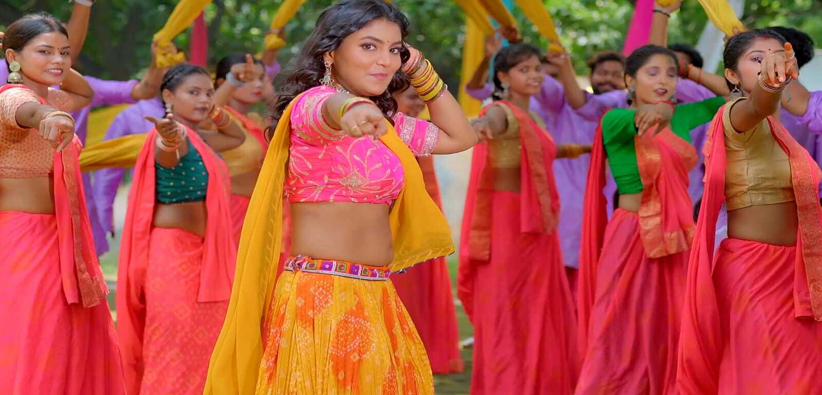 Bhojpuri Song: 'राजा जी के तिलवा प दिलवा' में क़हर ढा रही माही श्रीवास्तव, देखिए तस्वीरें