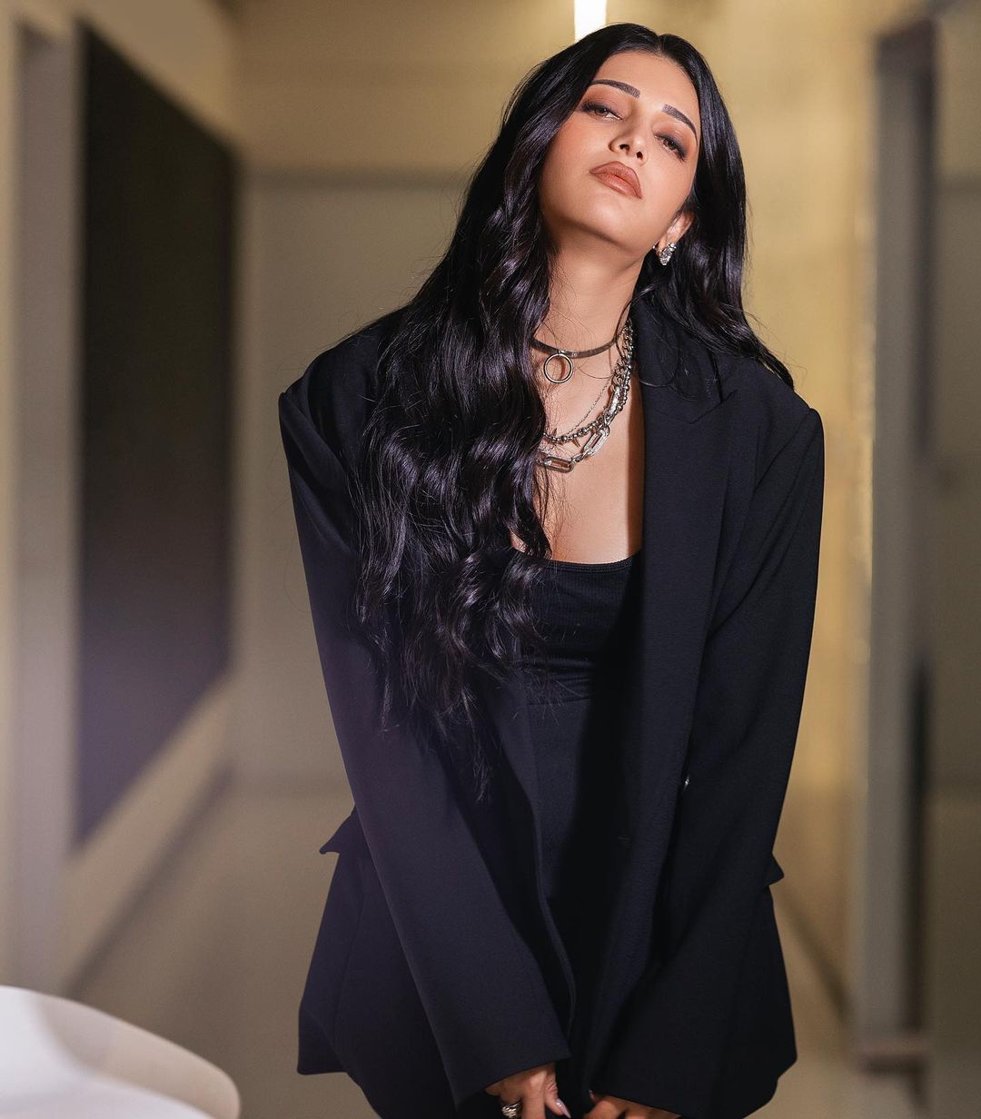 Shruti Haasan's Instagram Stuns Fans with Glamour & Stylish Elegance