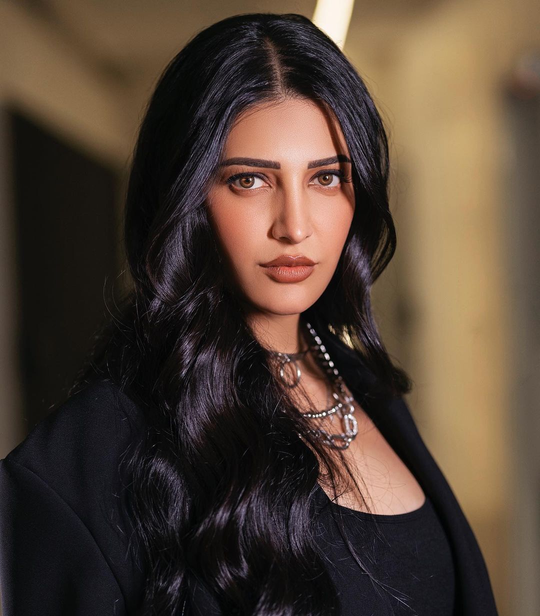 Shruti Haasan's Instagram Stuns Fans with Glamour & Stylish Elegance