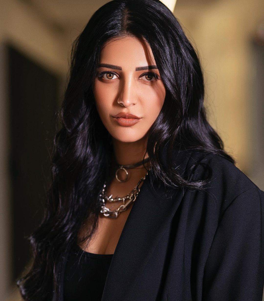 Shruti Haasan's Instagram Stuns Fans with Glamour & Stylish Elegance