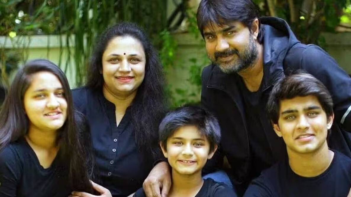 PHOTOS: காந்த கண்ணழகி நடிகை சிவரஞ்சனியை நியாபகம் இருக்கா? இப்போ எப்படி இருக்காங்கன்னு பாருங்க!