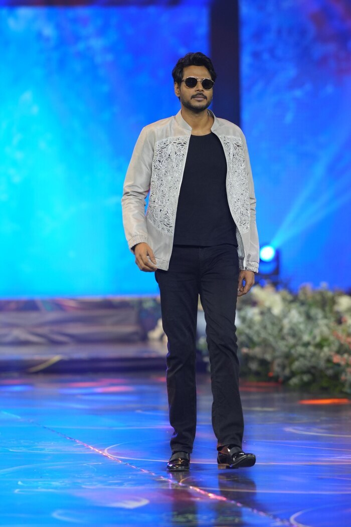 అందమైన భామలు.. ర్యాంప్‌ వ్యాక్ చేసిన లేత మెరుపు తీగలు Actresses