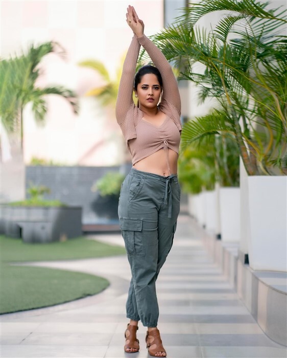Anasuya Bharadwaj of Pushpa Film Actress New Photo Shoot: Photos Viral