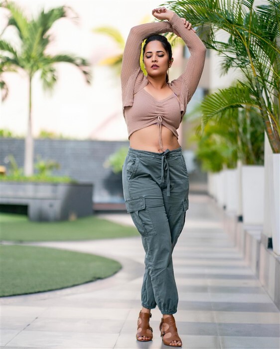 Anasuya Bharadwaj of Pushpa Film Actress New Photo Shoot: Photos Viral