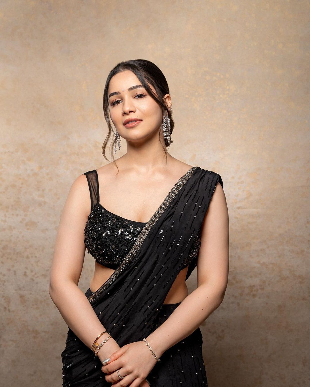 Sara Tendulkar dazzles in an enchanting black saree with shimmering allure
