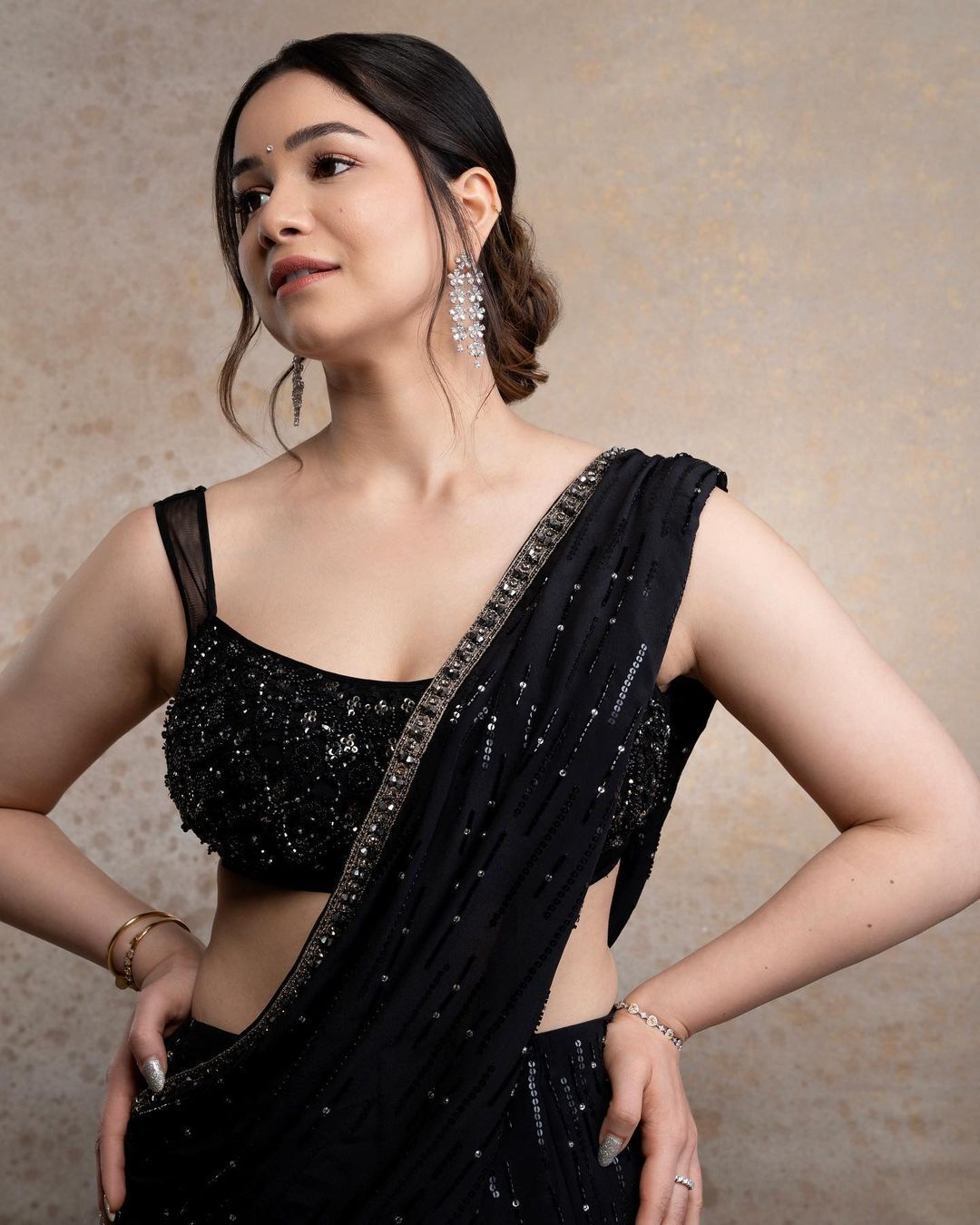 Sara Tendulkar exudes elegance in her captivating black shimmery saree
