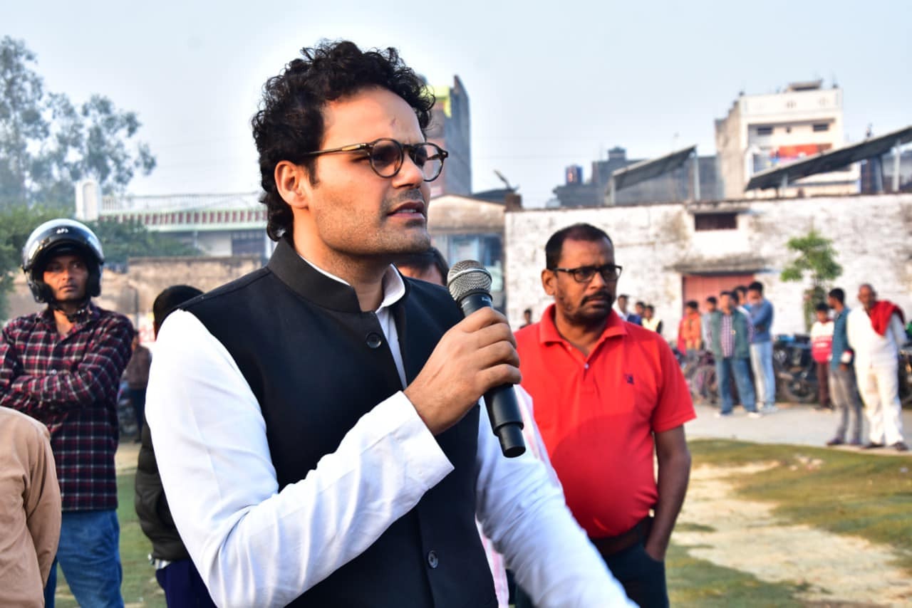 'अपने देश में कोई नहीं मिली क्या...', जब UP के युवा सांसद ने इंग्लैंड ...