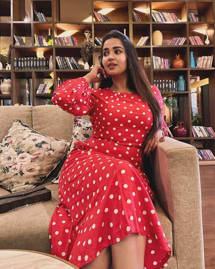 Pujita Ponnada lovely beauty show