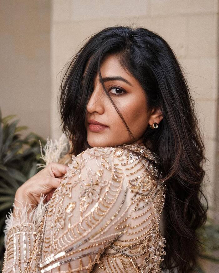 నయా లుక్స్‌తో కుర్రకారు గుండెల్లో చిచ్చు పెట్టేస్తున్న ఈషా రెబ్బ ...