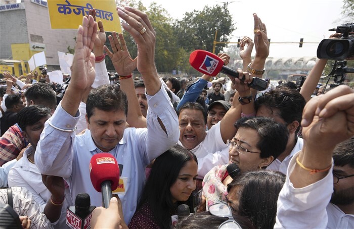 Atishi and Saurabh Bharadwaj with AAP workers stage a protest at ITO against the arrest Kejriwal