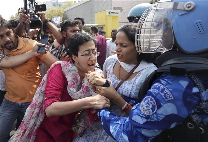 Atishi with AAP workers being detained during a protest at ITO