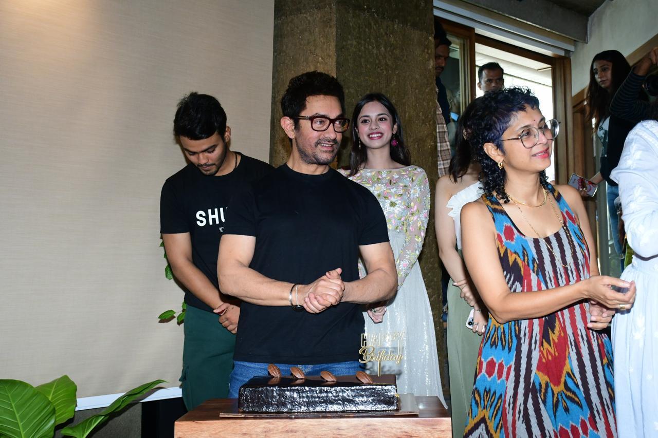 Aamir Khan was seen sporting a black t-shirt and blue denims