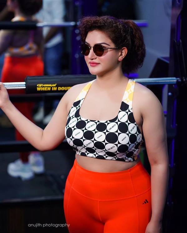 கிளாமரில் கலக்கும் மலையாள நடிகை.. மில்க் பியூட்டியாக ஜொலிக்கும் ஹனி