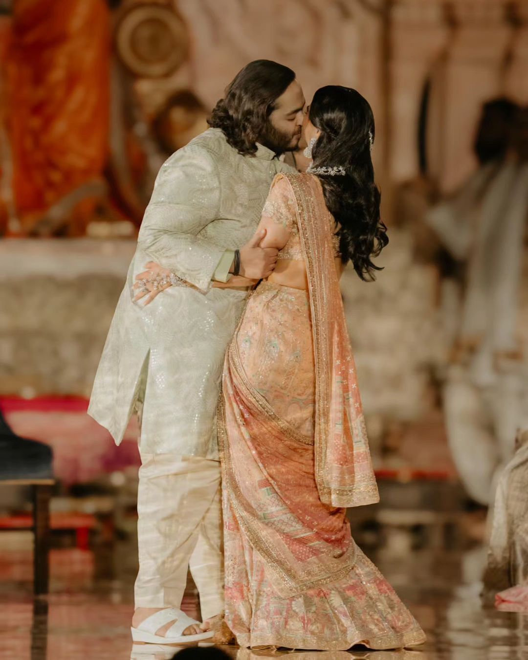 Anant can be seen planting a sweet kiss on Radhika's cheeks.