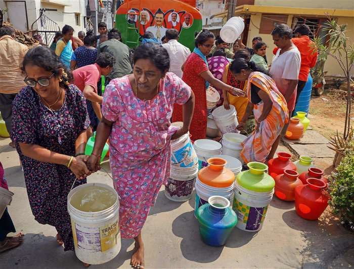 In response to the water crisis in Bangarappa Nagar, Bengaluru, residents are gathering free drinkin