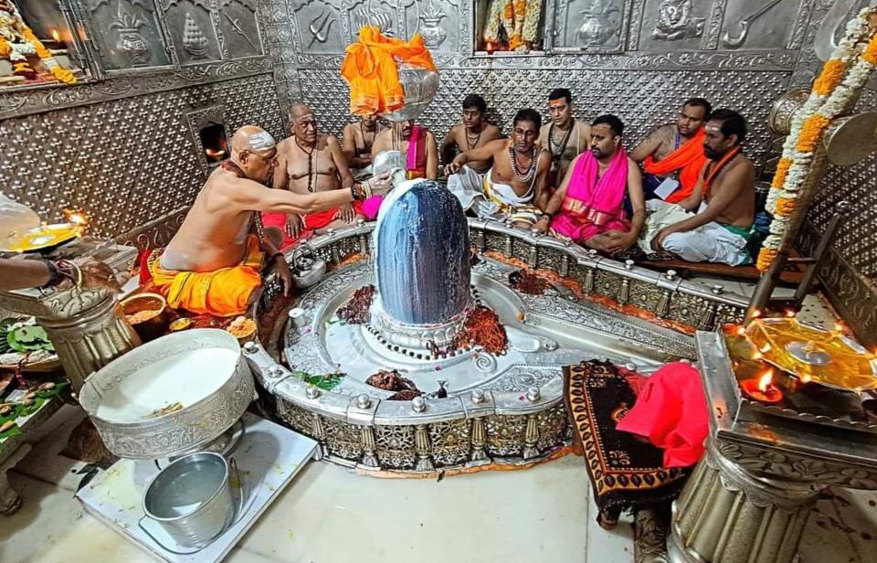 Mahakal Darshan Ujjain Ujjain Madhya Pradesh India Mahakal के सिर सेहरा सजा, साल में एक बार दिन की भस्म आरती में दिखा