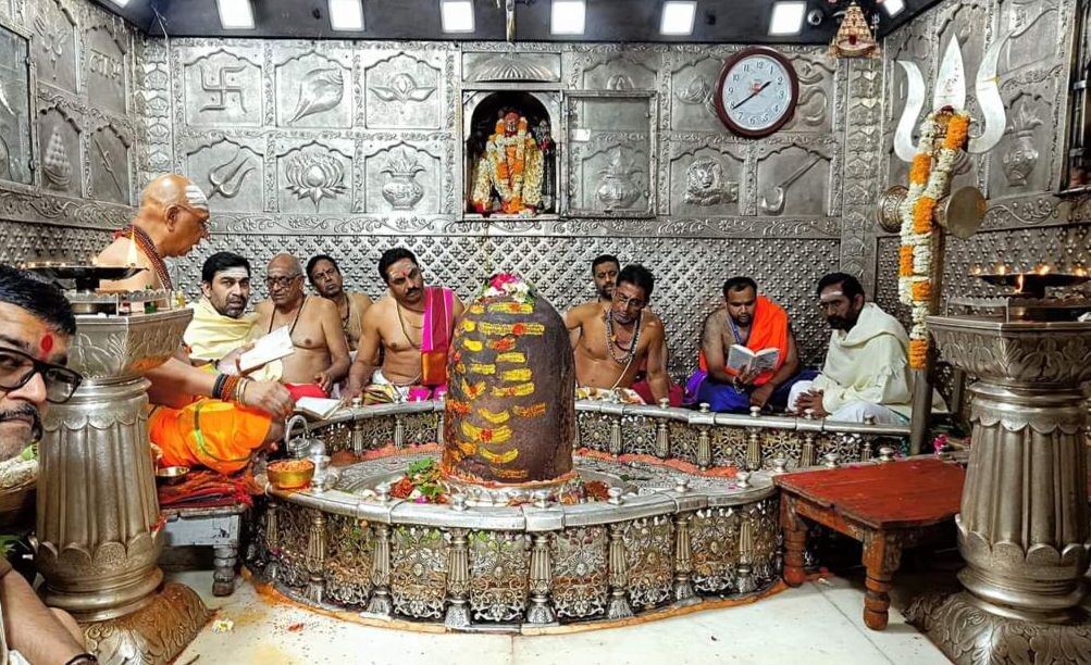 Mahakal Darshan Ujjain Ujjain Madhya Pradesh India Mahakal के सिर सेहरा सजा, साल में एक बार दिन की भस्म आरती में दिखा