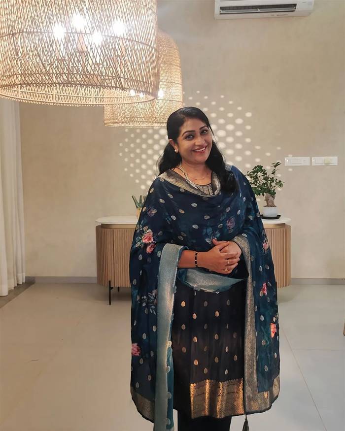 thesni khan insta pic