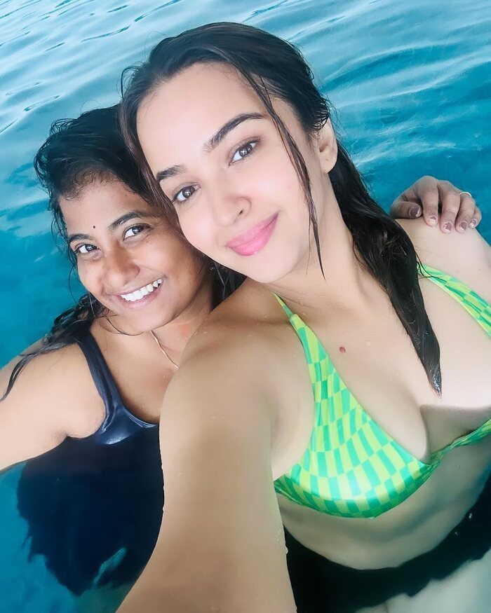 Pujita Ponnada sizzling beauty show