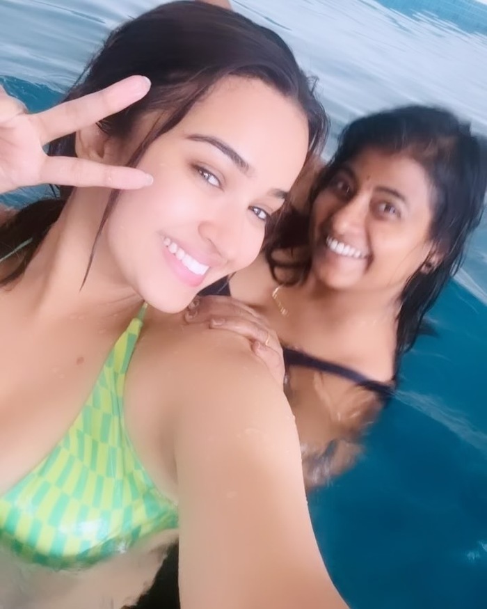 Pujita Ponnada sizzling beauty show