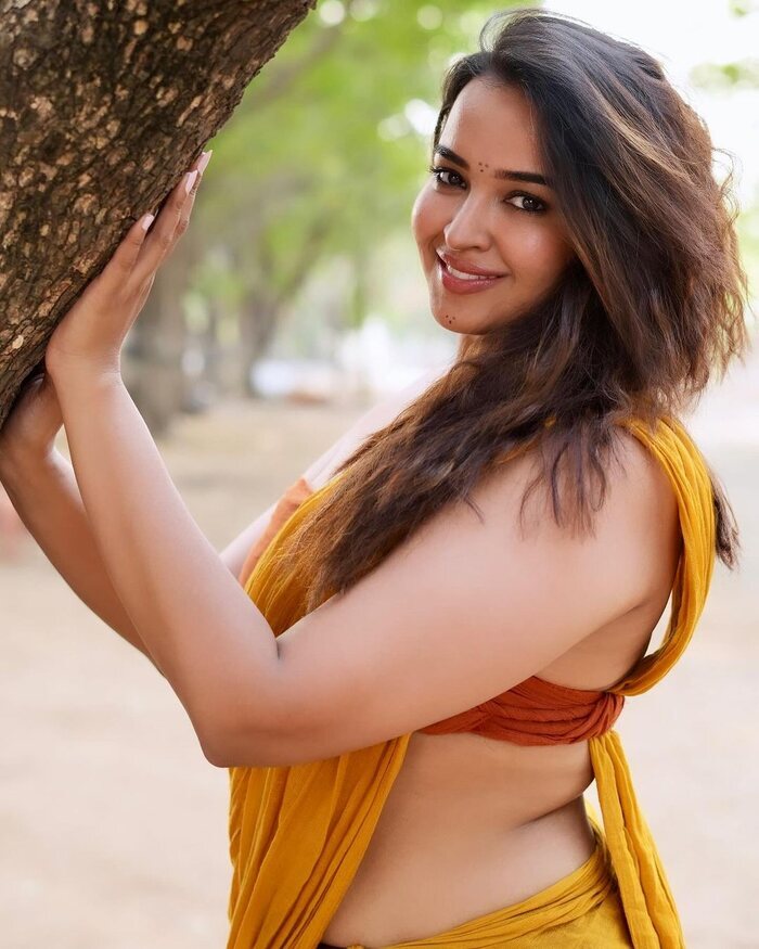 Pujita Ponnada sizzling beauty show