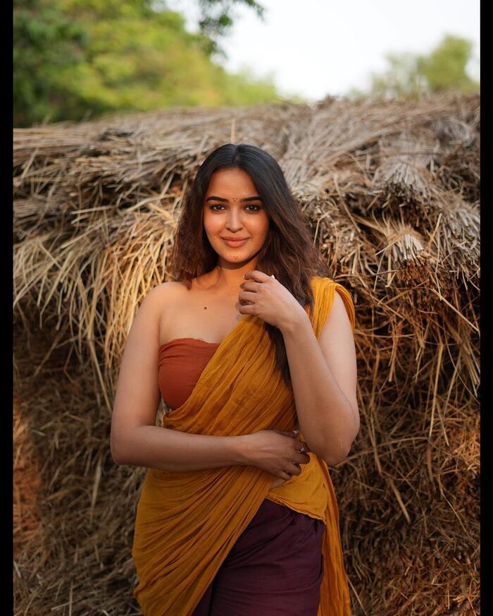 Pujita Ponnada sizzling beauty show