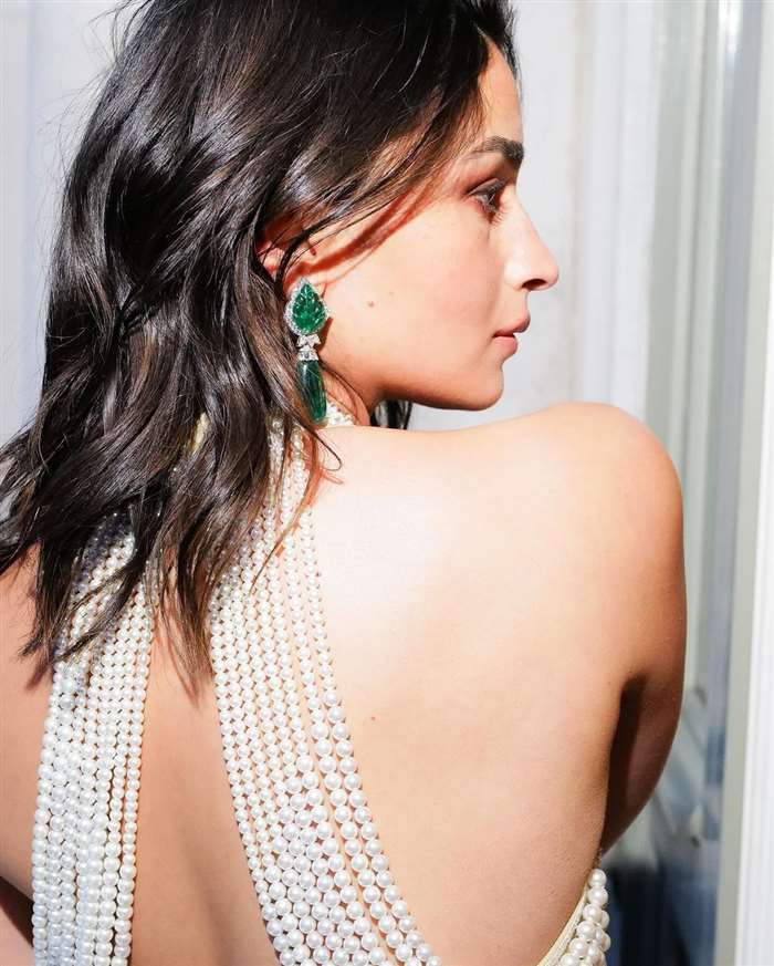 She complemented her saree with a coordinating halter neck blouse embellished with pearls and chose