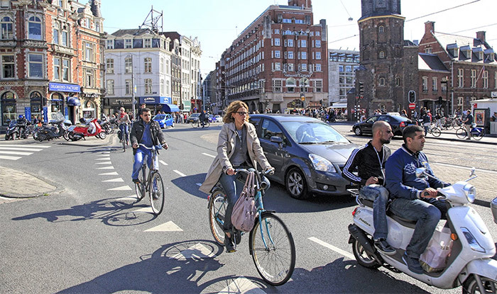 Netherlands - 1 april, kikker in je bil