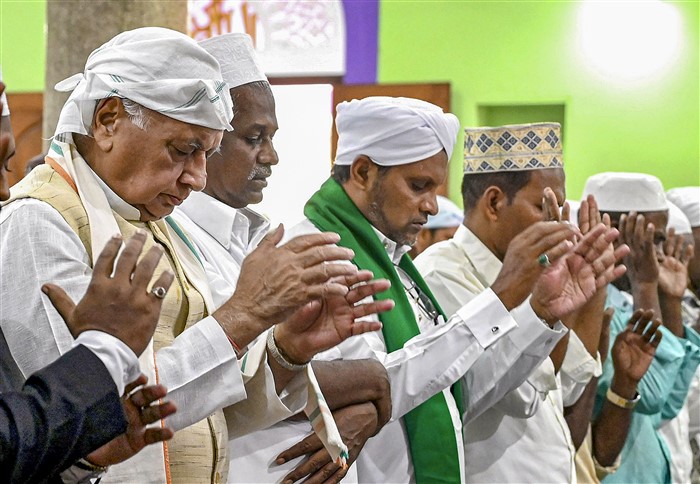 Kerala Governor Arif Mohammed Khan offers namaz on the occassion of Eid-al-Fitr, at Beemapalli, in Thiruvananthapuram