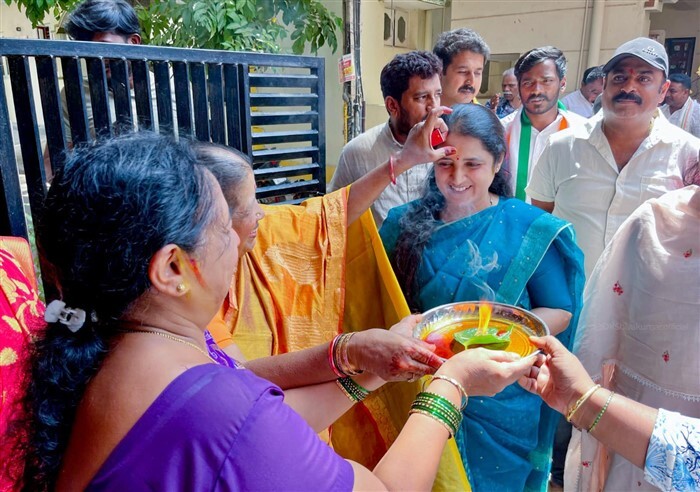 Lok Sabha Election 2024 DK Shivakumar Wife Usha Campaigns for Congress Candidate DK Suresh