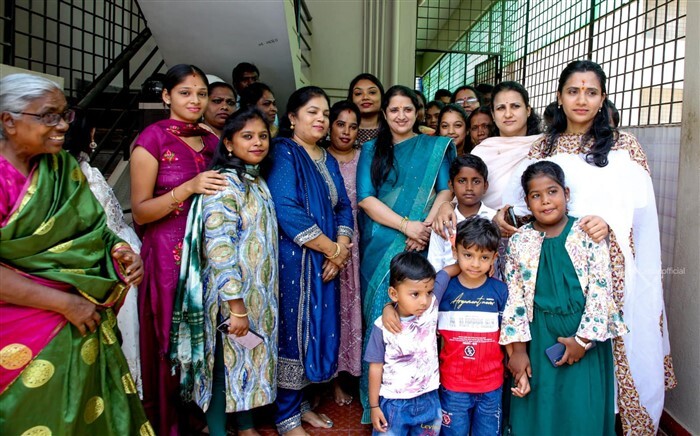 Lok Sabha Election 2024 DK Shivakumar Wife Usha Campaigns for Congress Candidate DK Suresh