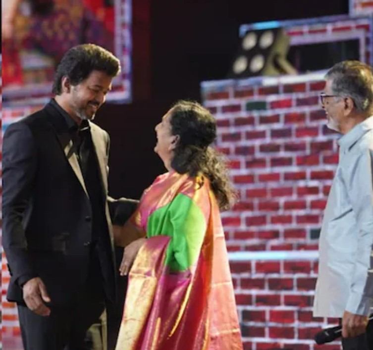 பெற்றோருடன் விஜய்.. இதற்கு ம…