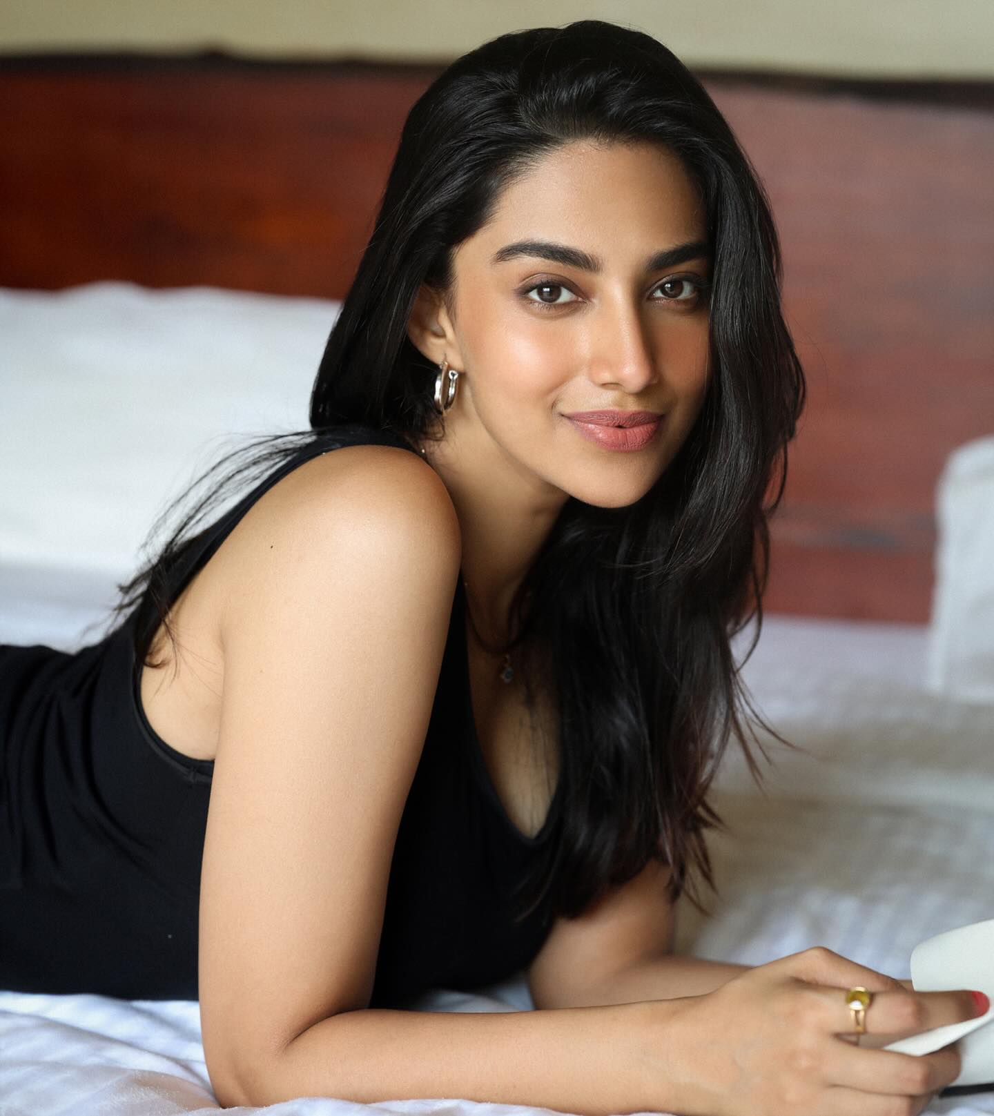 meenakshii Chaudhary stunning photos
