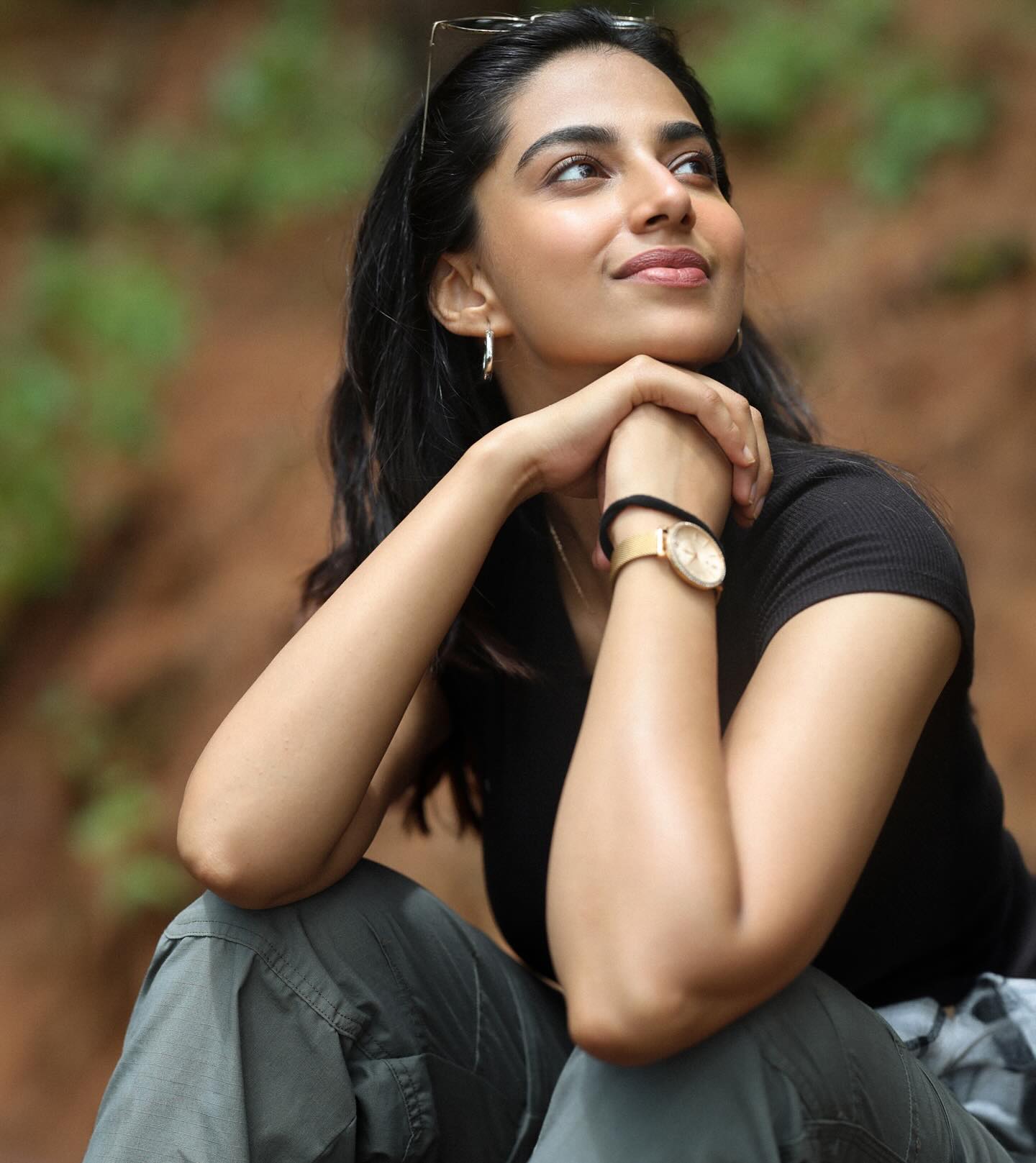 బెడ్‌పై పడుకొని అందాలతో కవ్విస్తున్న మీనాక్షి చౌదరి Actress Meenakshi