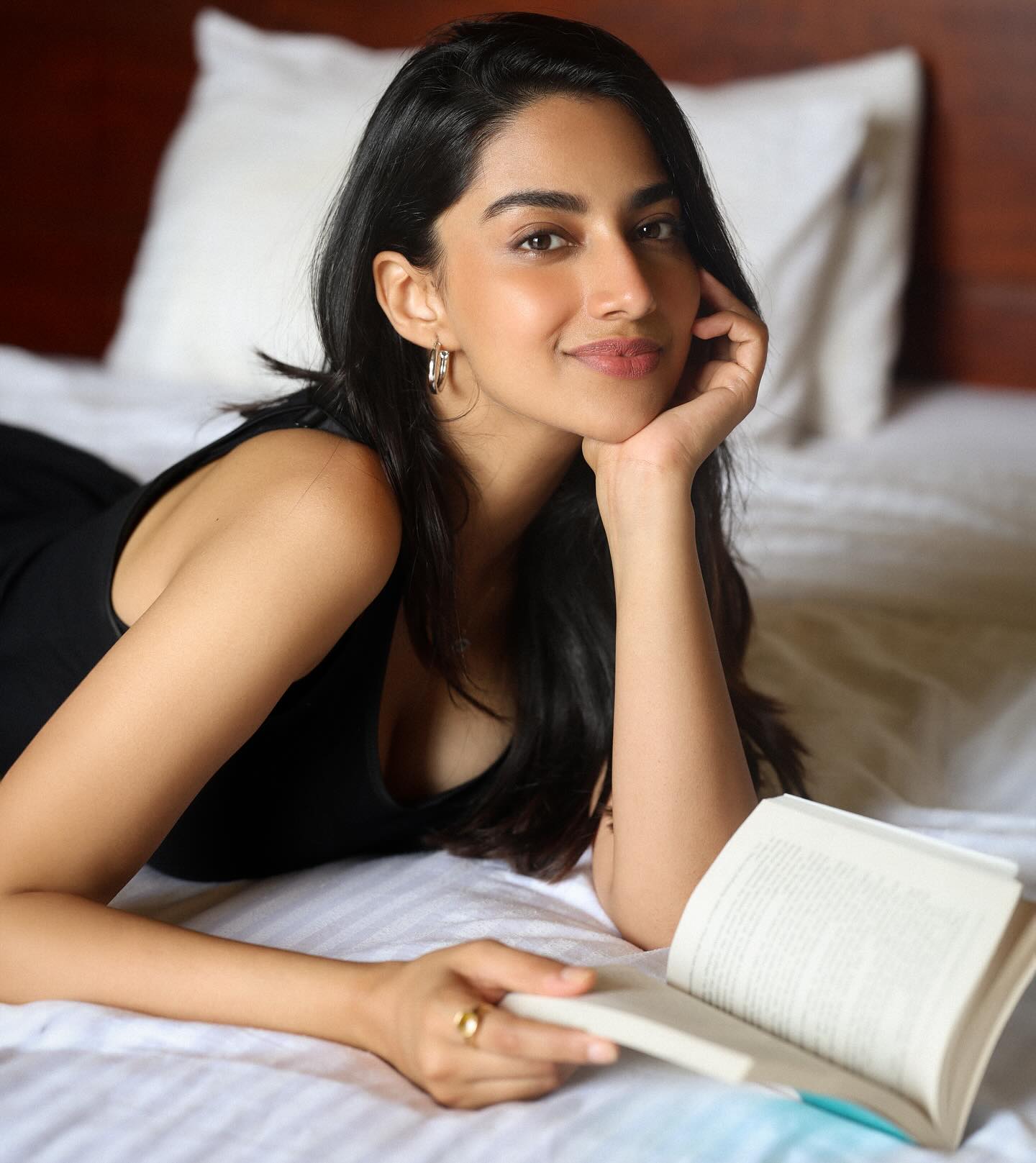meenakshii Chaudhary stunning photos