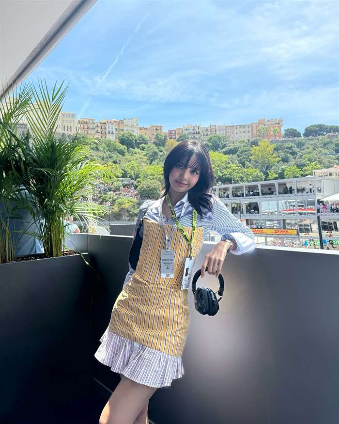 highlighting Lisa's fashion-forward choices.