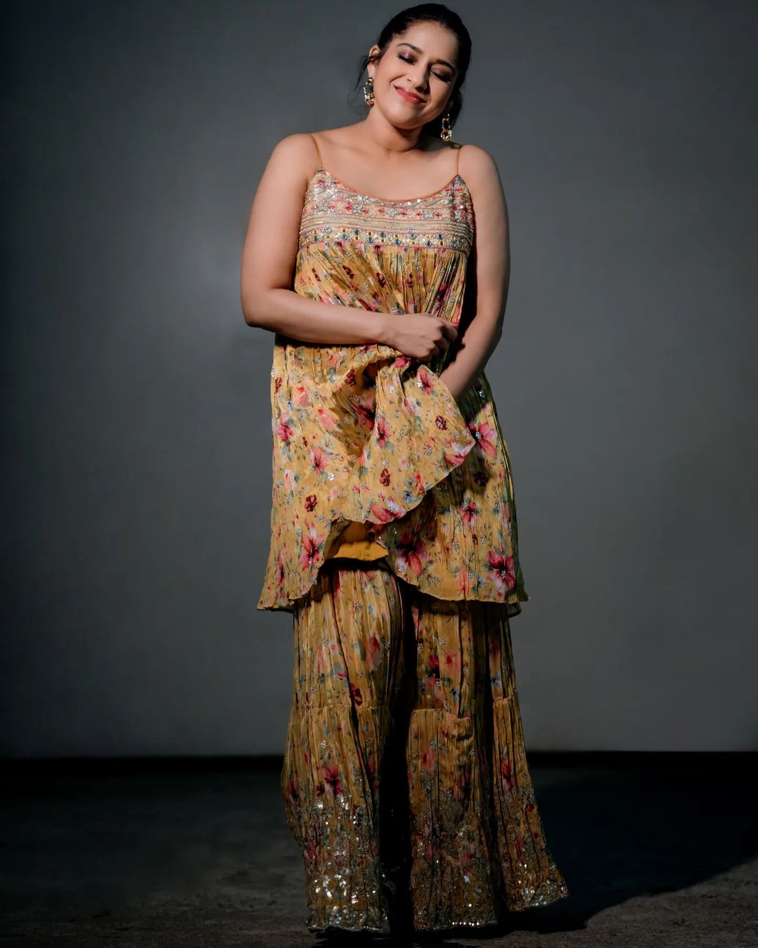 Rashmi Gautam latest stills