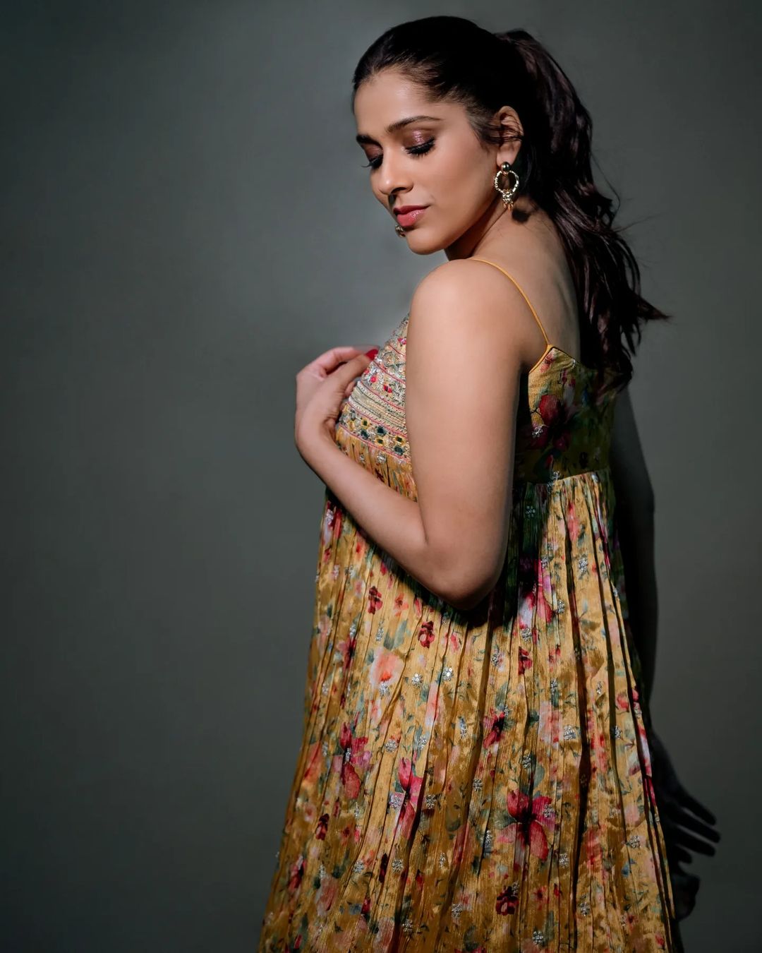 Rashmi Gautam latest stills