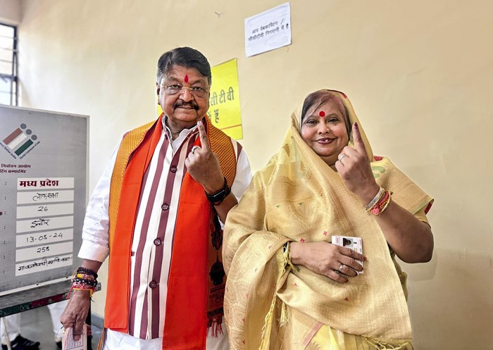 Indore: BJP leader Kailash Vijayvargiya and his wife show their fingers marked with indelible ink after casting votes