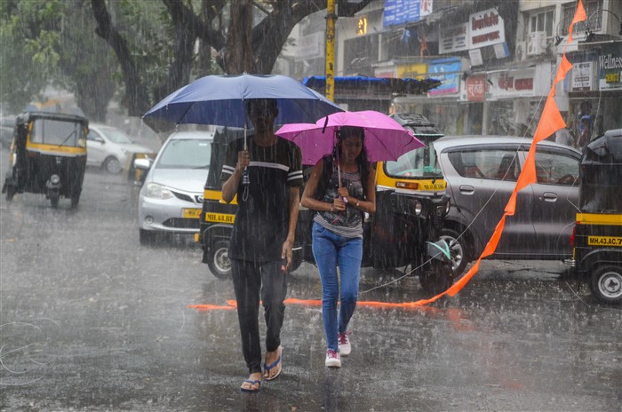 Commuters amid rains, in Navi Mumbai.