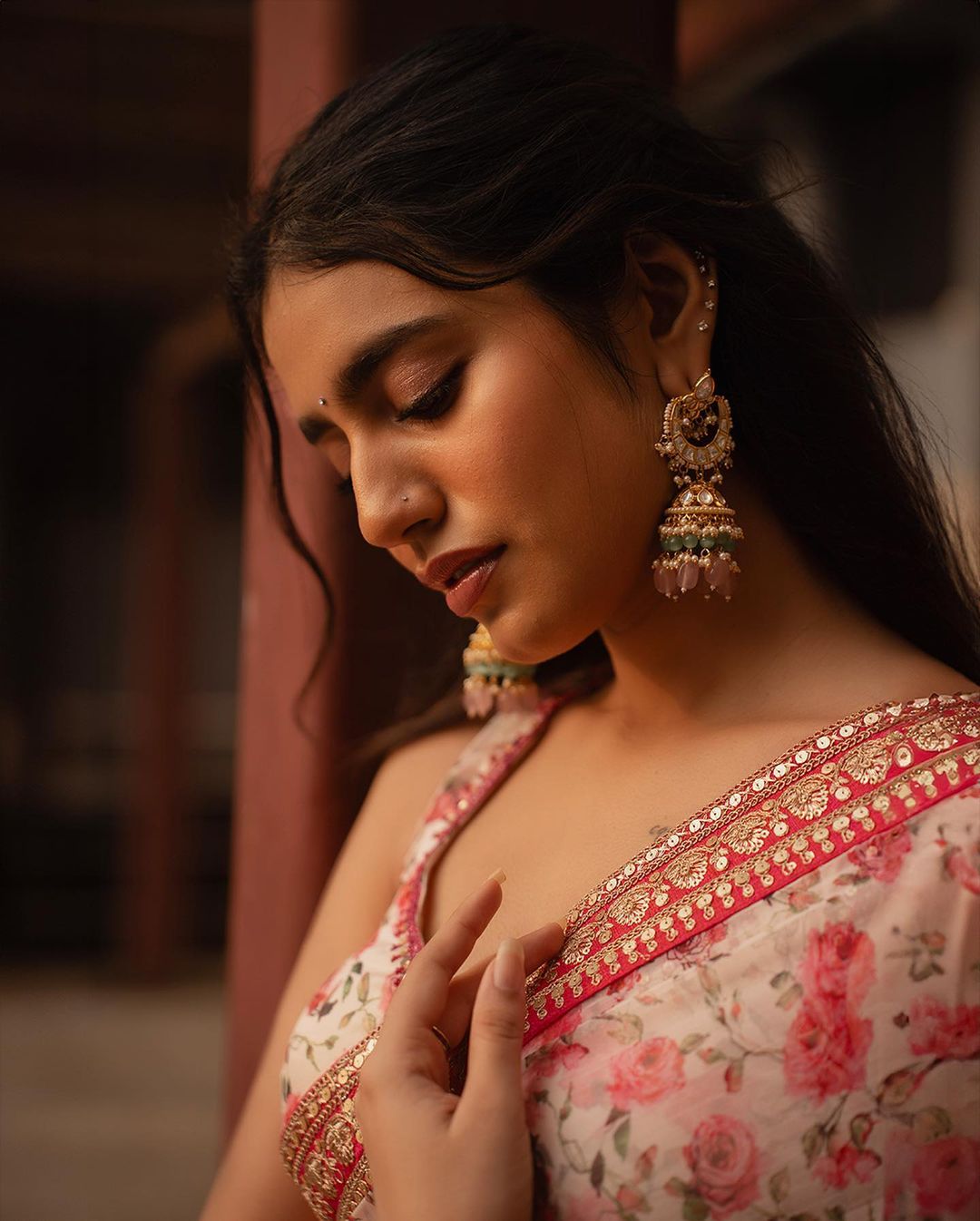 చీర కట్టులో చిచ్చురేపుతున్న ప్రియా ప్రకాష్ వారియర్.. | Actress Priya ...