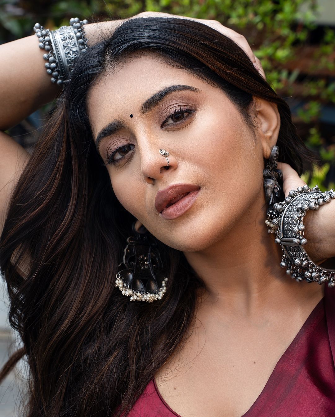 Daishika Rashi సోకుల విందుతో సెగలు పుట్టిస్తున్న రాశి సింగ్.. డోస్ మాములుగా లేదుగా ...