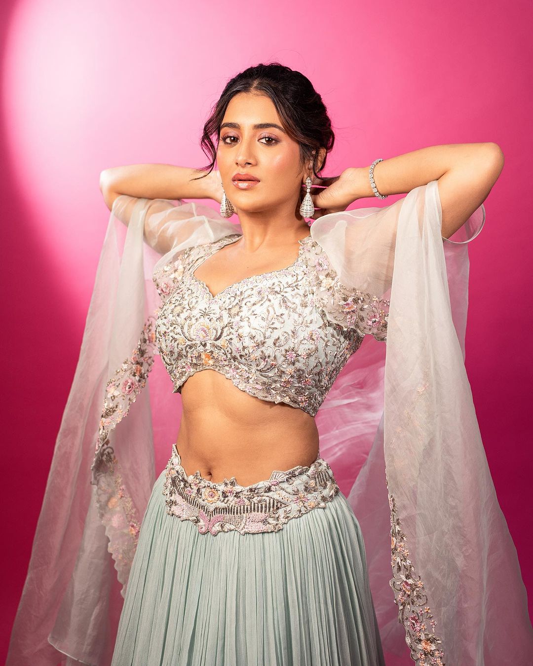 Daishika Rashi సోకుల విందుతో సెగలు పుట్టిస్తున్న రాశి సింగ్.. డోస్ మాములుగా లేదుగా ...