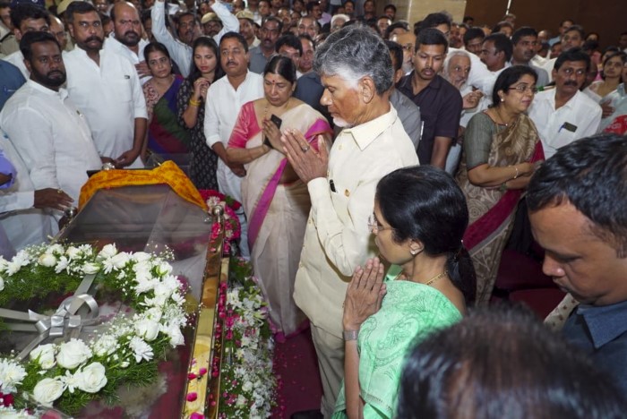 TDP Chief N. Chandrababu Naidu pays his last respects to mortal