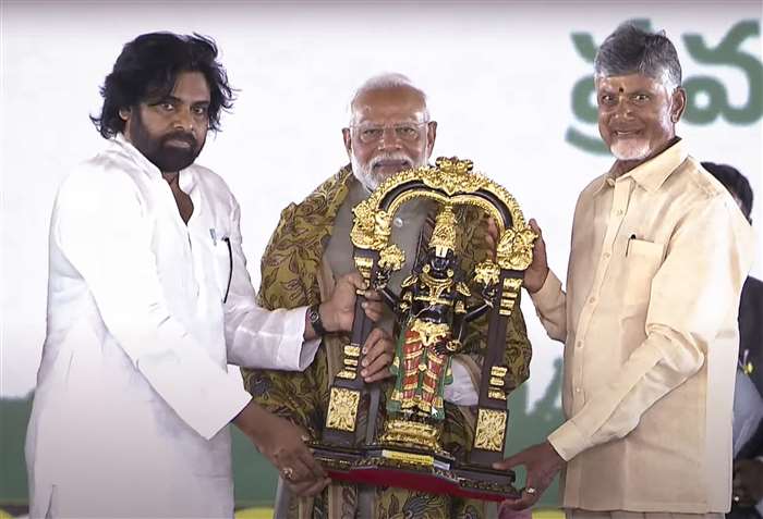 Prime Minister Narendra Modi being felicitated by Andhra Pradesh CM Nara Chandrababu Naidu