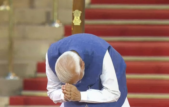 Prime Minister-designate Narendra Modi greets as he arrives at Rashtrapati Bhavan
