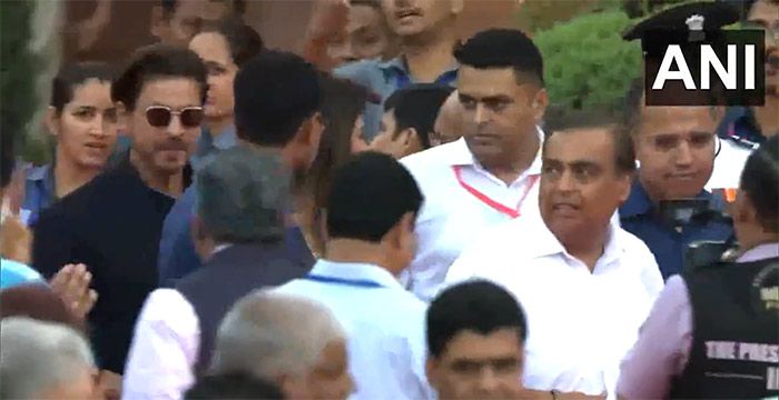 Actor Shah Rukh Khan and Reliance Industries Chairman Mukesh Ambani attend the oath ceremony.